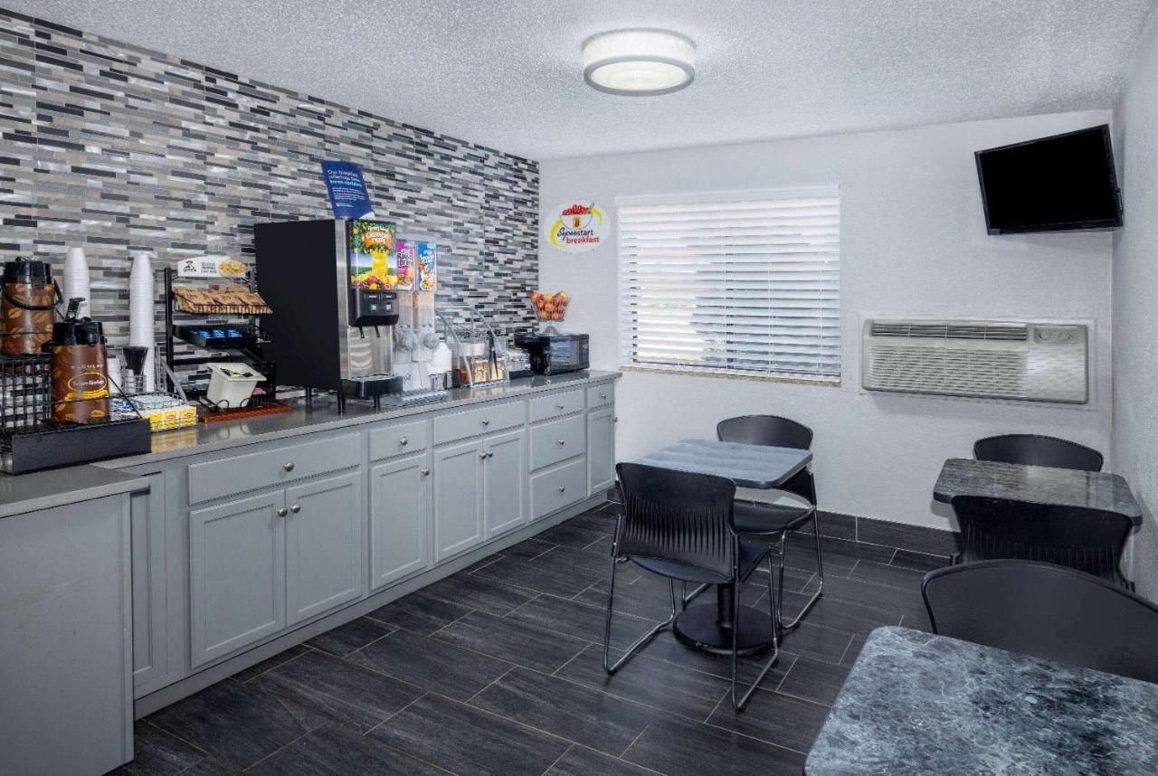 Super 8 By Wyndham Kansas City At Barry Road/Airport Esterno foto