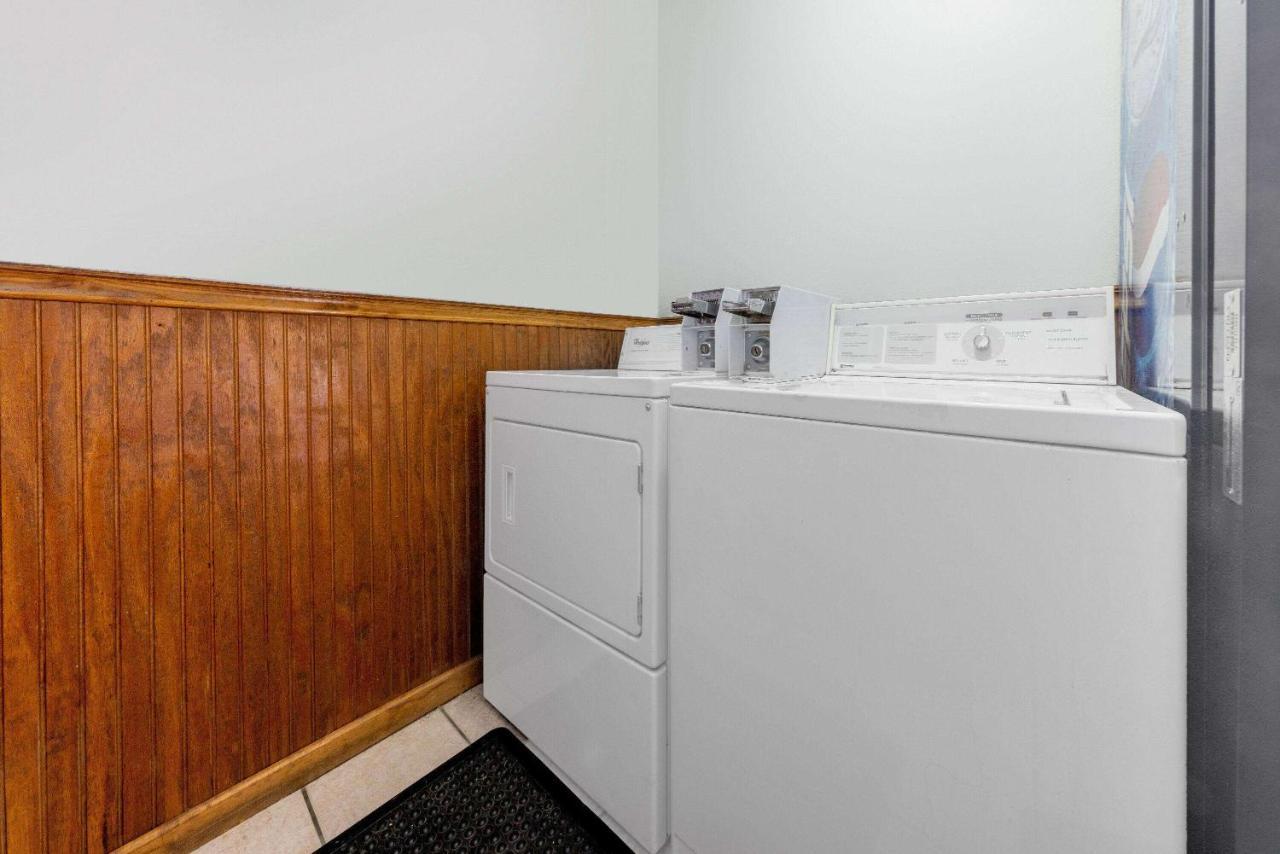 Super 8 By Wyndham Kansas City At Barry Road/Airport Esterno foto