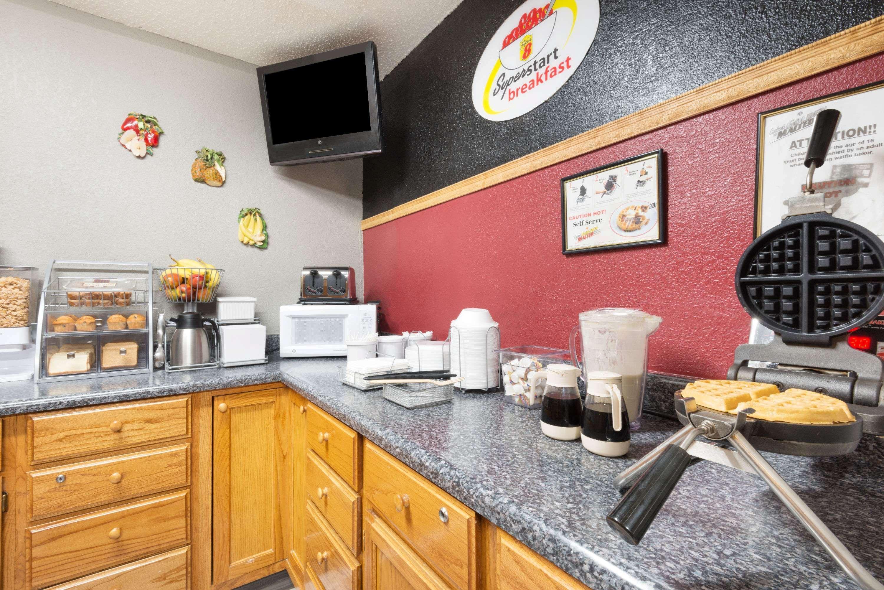 Super 8 By Wyndham Kansas City At Barry Road/Airport Esterno foto