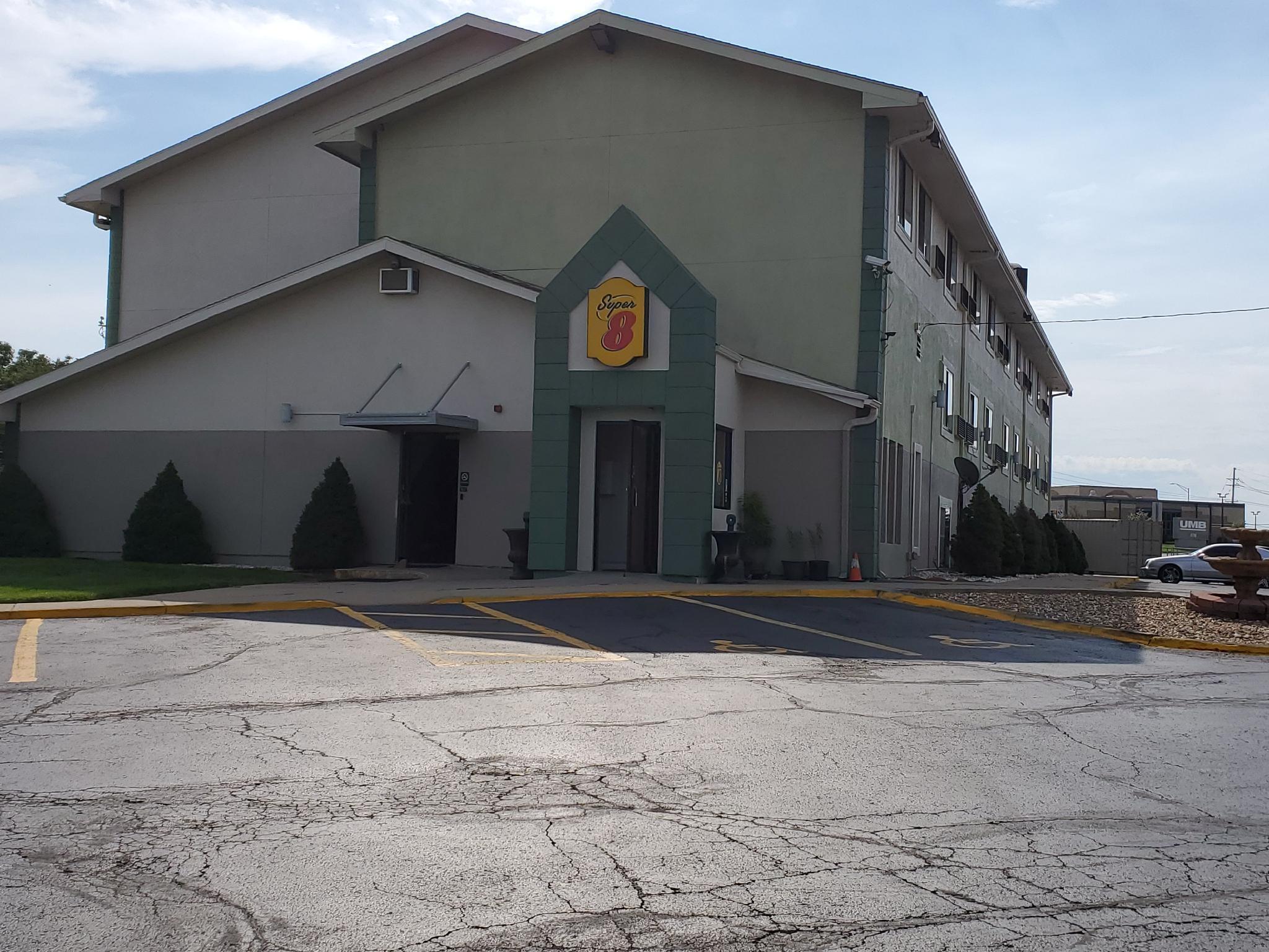 Super 8 By Wyndham Kansas City At Barry Road/Airport Esterno foto