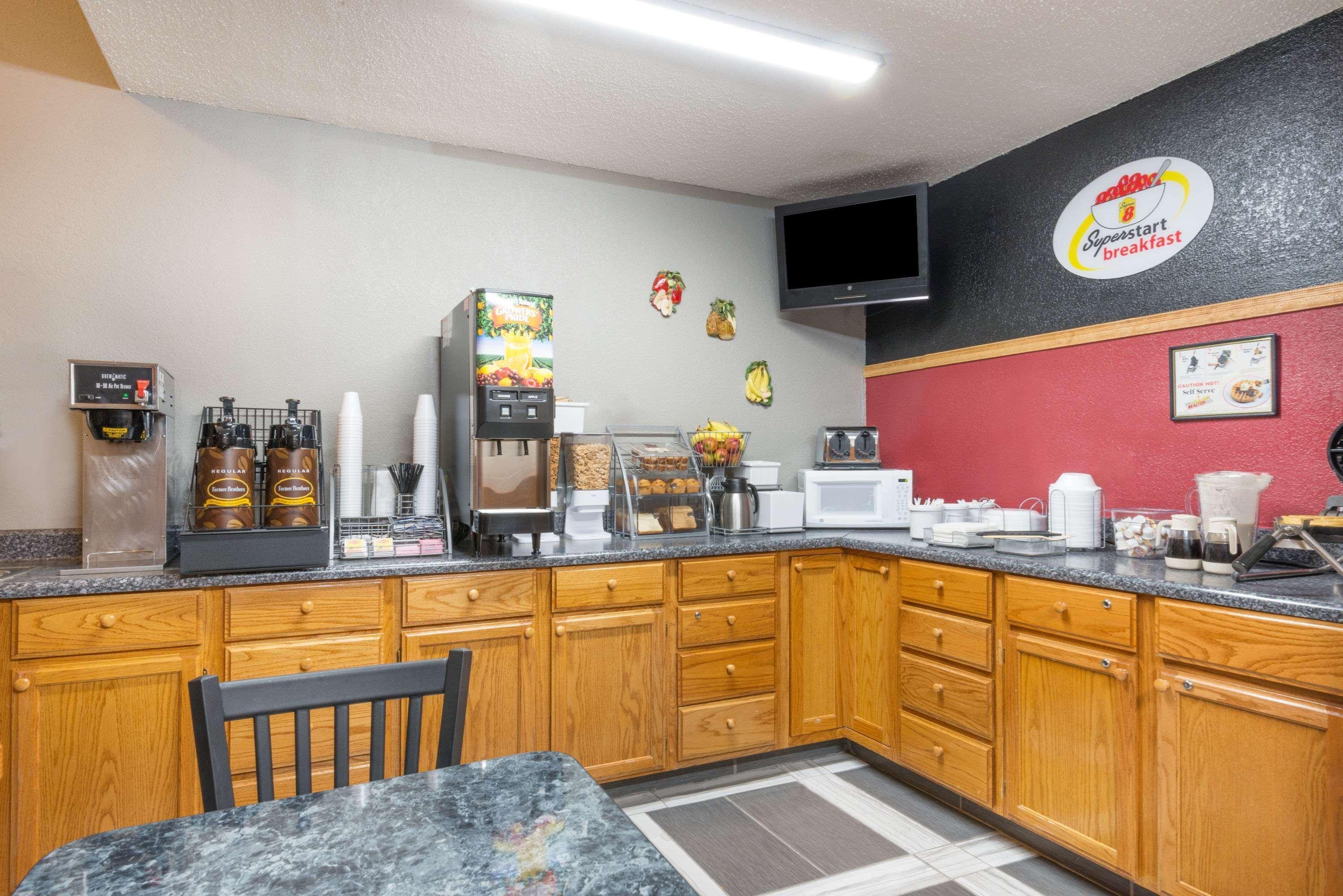 Super 8 By Wyndham Kansas City At Barry Road/Airport Esterno foto