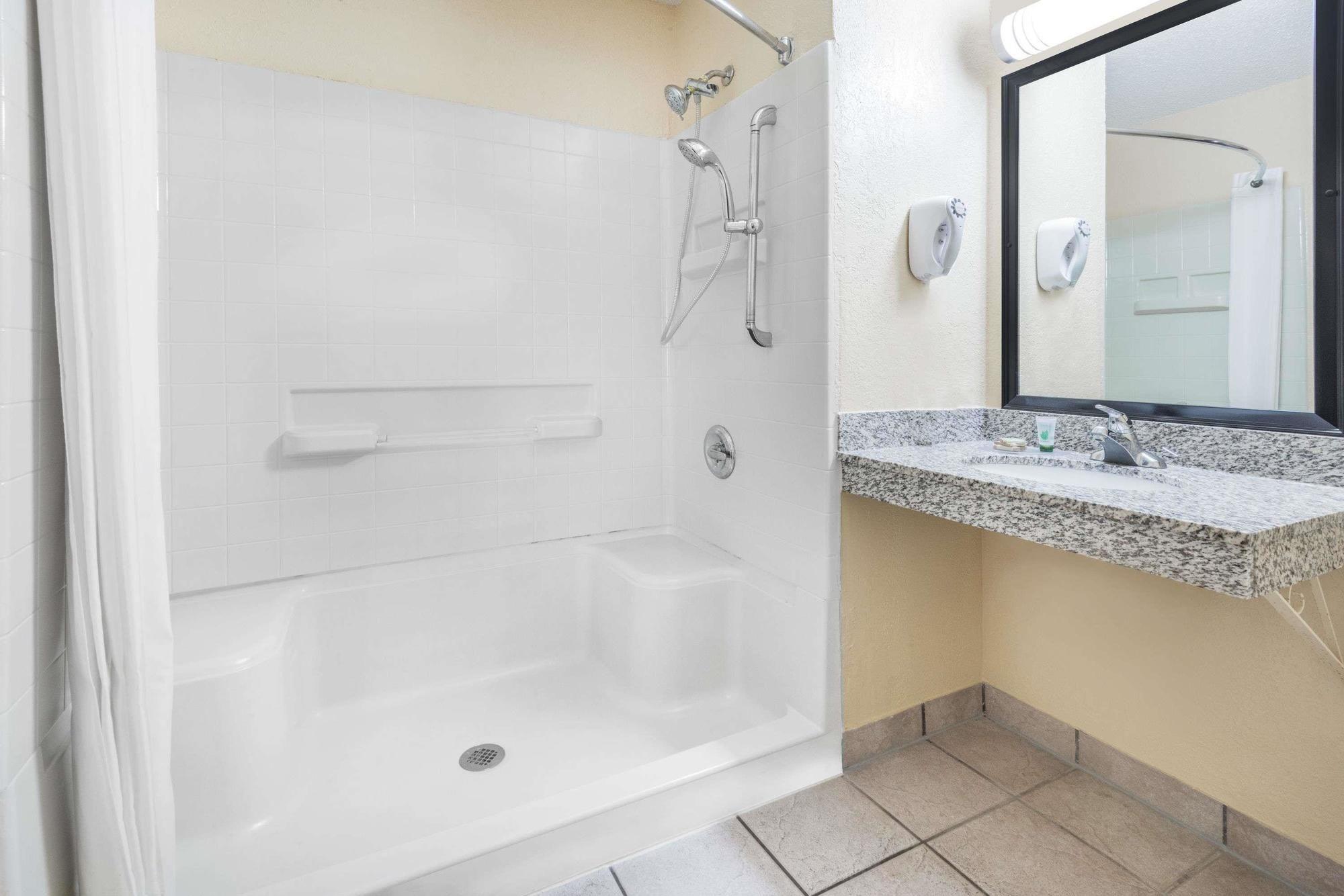 Super 8 By Wyndham Kansas City At Barry Road/Airport Esterno foto