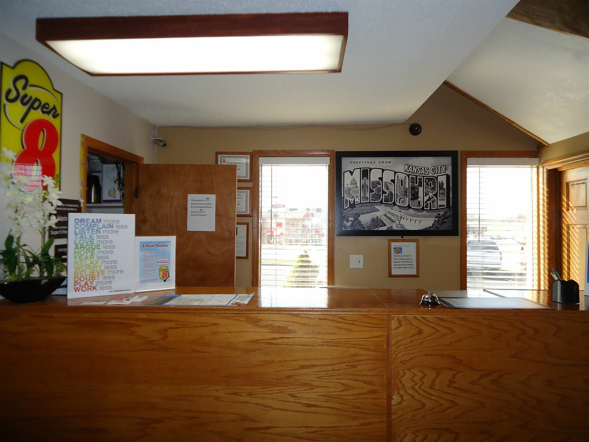 Super 8 By Wyndham Kansas City At Barry Road/Airport Esterno foto